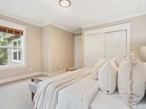 9942 SE 39th St, Mercer Island WA 98040