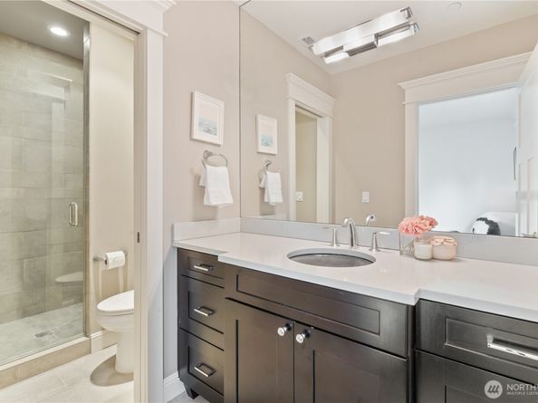 9942 SE 39th St, Mercer Island WA 98040