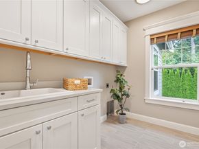 9942 SE 39th St, Mercer Island WA 98040