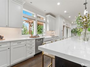 9942 SE 39th St, Mercer Island WA 98040