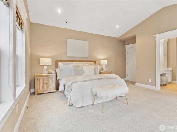9942 SE 39th St, Mercer Island WA 98040