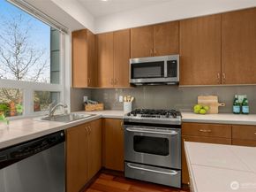 15212 NE 81st Way 103, Redmond WA 98052