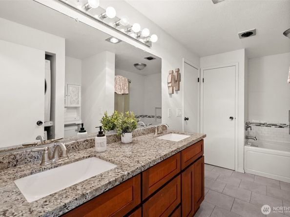 28418 16th Avenue S 302, Federal Way WA 98003
