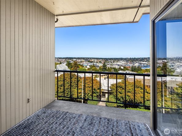 3661 24th Place W 406, Seattle WA 98199