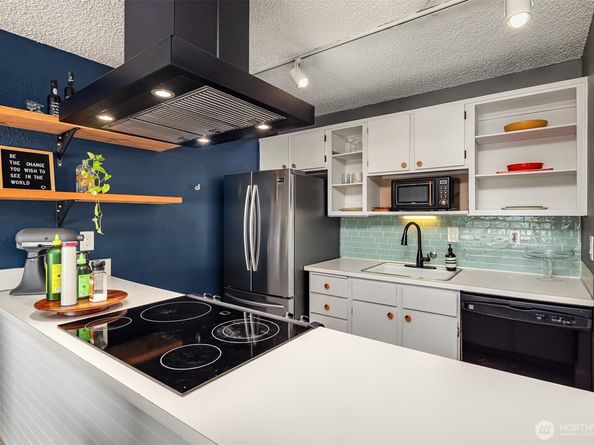 3661 24th Place W 406, Seattle WA 98199