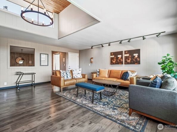 3661 24th Place W 406, Seattle WA 98199
