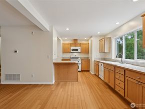 5502 240th Street SW C304, Mountlake Terrace WA 98043
