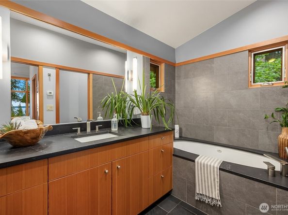 11121 NE Brownell Lane, Bainbridge Island WA 98110