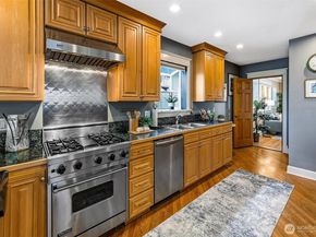 3532 Meridian Avenue N, Seattle WA 98103