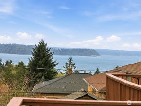4019 SW Henderson Street, Seattle WA 98136