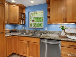 909 110th Avenue SE, Bellevue WA 98004