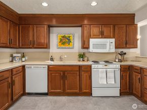 1071 4th Avenue S 302, Edmonds WA 98020