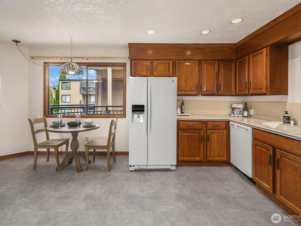 1071 4th Avenue S 302, Edmonds WA 98020