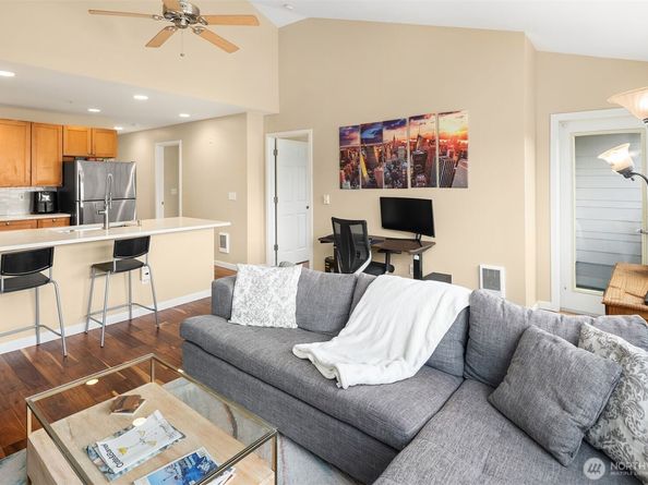 7301 5th Avenue NE 403, Seattle WA 98115