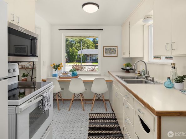 6827 25th Avenue NE, Seattle WA 98115