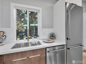 3131 112Th Avenue SE, Bellevue WA 98004