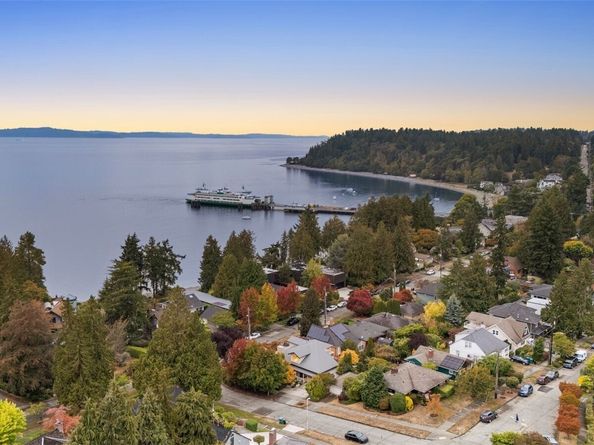 4712 SW Brace Point Drive, Seattle WA 98136