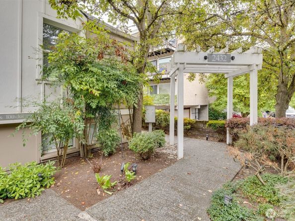 2432 Dexter Avenue N 201, Seattle WA 98109