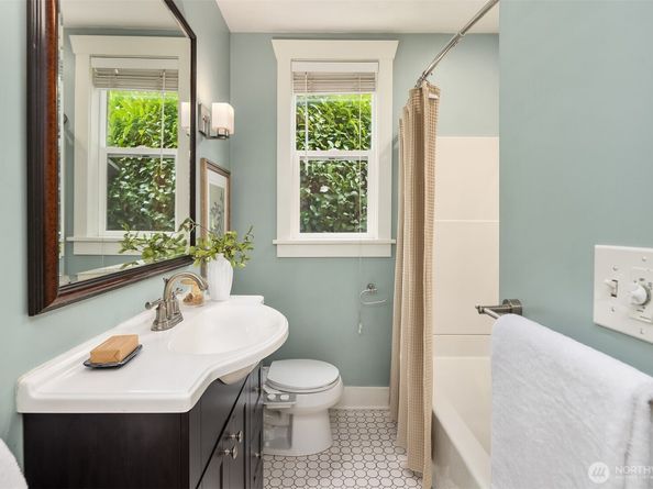 8266 4th Avenue NE, Seattle WA 98115