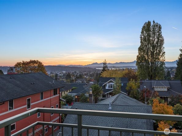 6801 Greenwood Avenue N 301, Seattle WA 98103