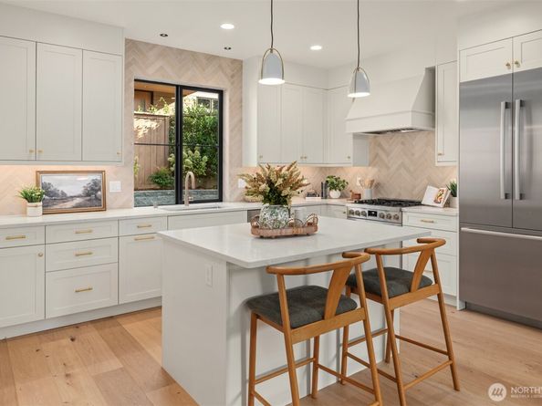2010 9th Street W, Kirkland WA 98033