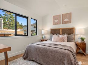 2010 9th Street W, Kirkland WA 98033