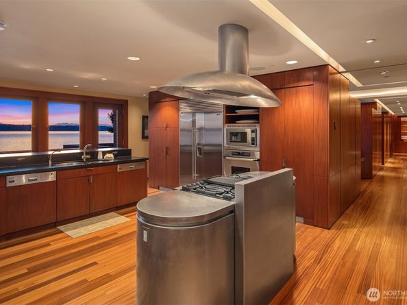 415 Shoreland Drive SE, Bellevue WA 98004