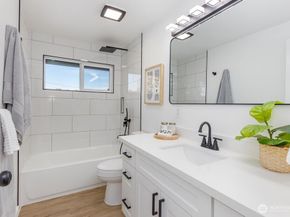 1103 Vashon Court NE, Renton WA 98059