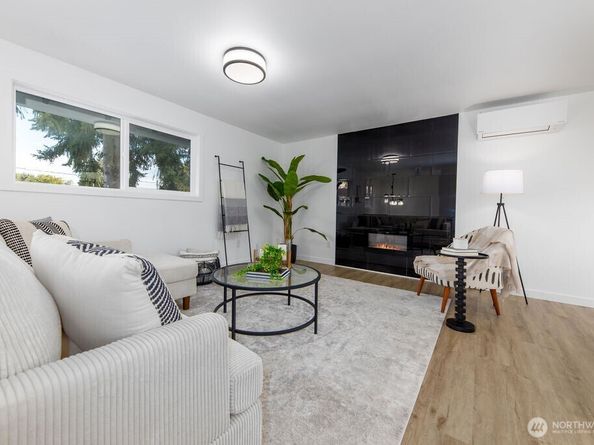 1103 Vashon Court NE, Renton WA 98059