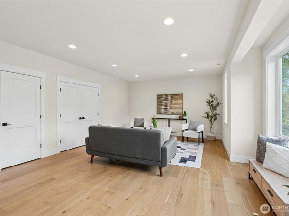 15001 NE 8th Street, Bellevue WA 98007