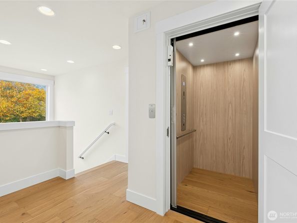 15001 NE 8th Street, Bellevue WA 98007