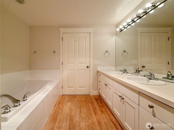 2334 Thorndyke Ave W 202, Seattle WA 98199