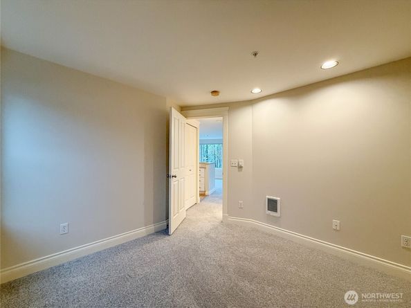 2334 Thorndyke Ave W 202, Seattle WA 98199