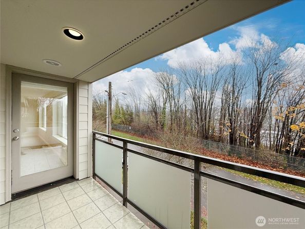 2334 Thorndyke Ave W 202, Seattle WA 98199