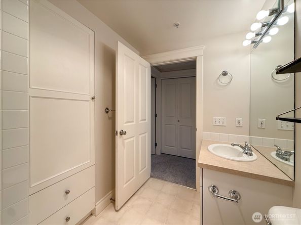 2334 Thorndyke Ave W 202, Seattle WA 98199