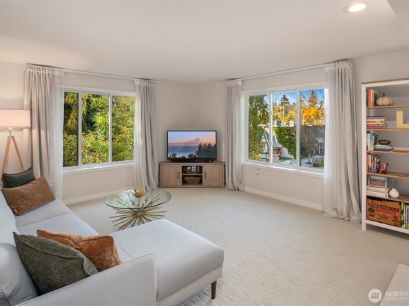 5225 50th Avenue NE 208, Seattle WA 98105