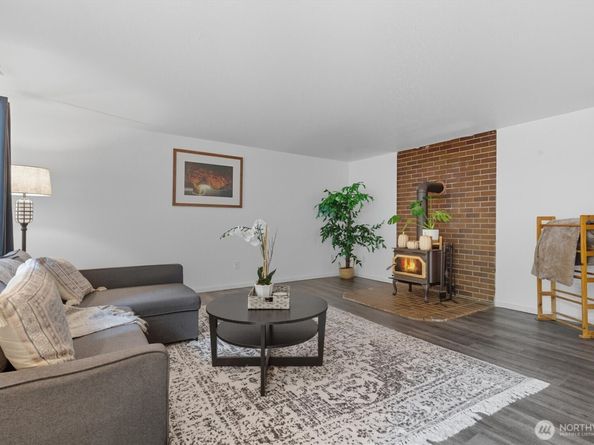 1210 NW Huckle Drive, Bremerton WA 98311