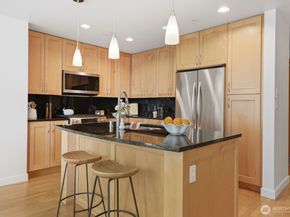 10650 NE 9th Place 923, Bellevue WA 98004