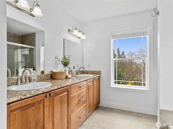 7655 NE 204th Place, Kenmore WA 98028