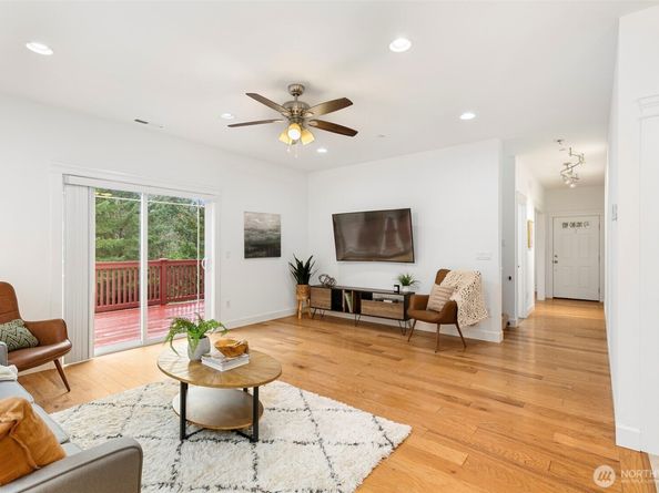 7655 NE 204th Place, Kenmore WA 98028