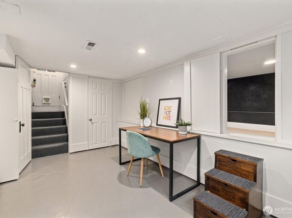 2912 3rd Avenue N, Seattle WA 98109