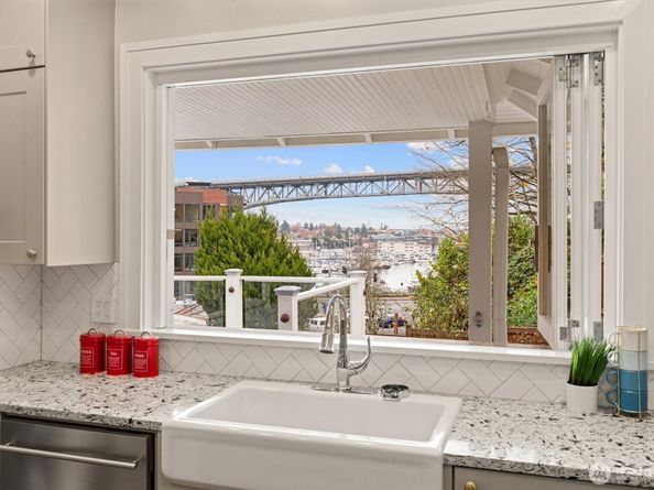 2912 3rd Avenue N, Seattle WA 98109