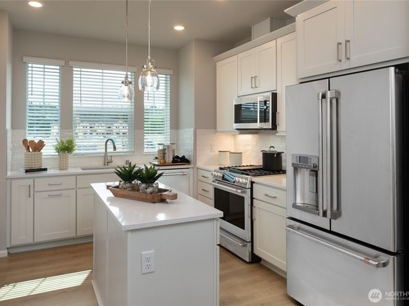 19264 NE 69th Circle 104, Redmond WA 98052