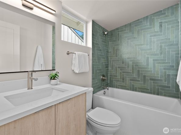 9523 15th Avenue NE, Seattle WA 98115