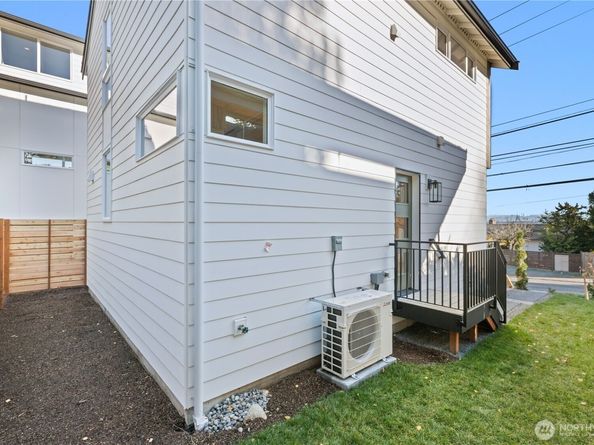 9523 15th Avenue NE, Seattle WA 98115