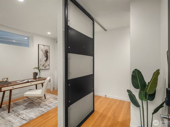 1002 5th Avenue N, Seattle WA 98109