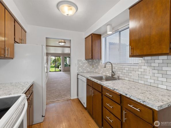8516 196th Street SW 105, Edmonds WA 98026