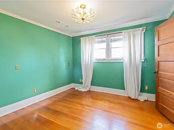2033 11th Avenue E, Seattle WA 98102