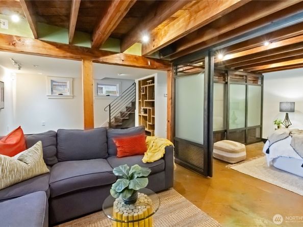 2033 11th Avenue E, Seattle WA 98102