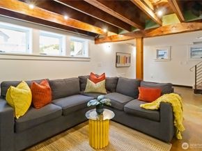 2033 11th Avenue E, Seattle WA 98102